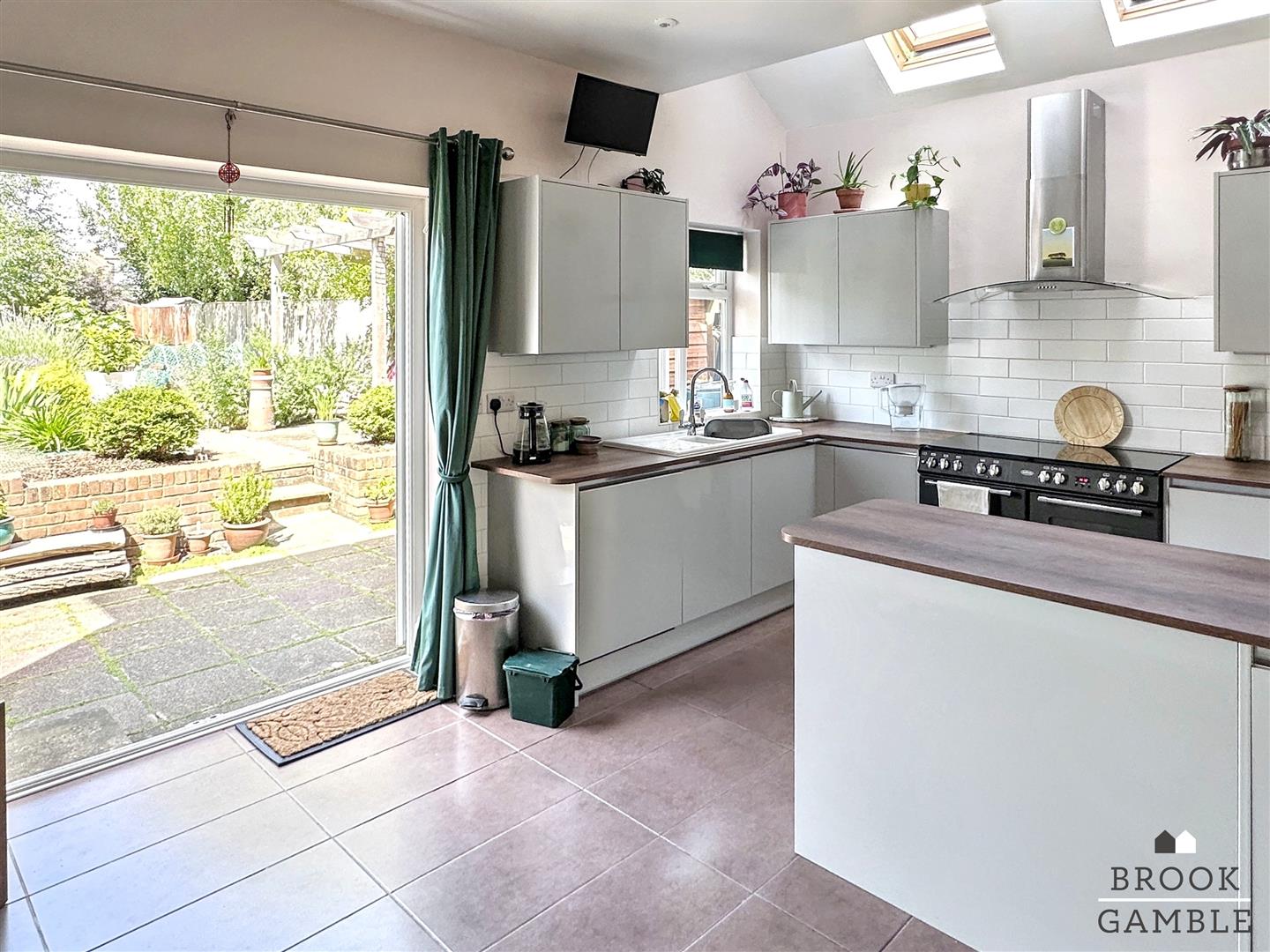 4 Bedroom House - Semi-Detached. Central Avenue in Eastbourne, East Sussex 12